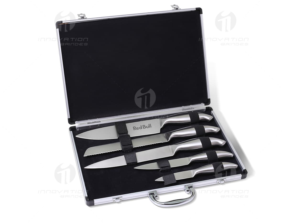 Kit de facas com cabo em madeira e lâminas de aço inoxidável em um suporte de acrílico transparente. Kit de facas com cabo em madeira e lâminas de aço inoxidável em um suporte de acrílico transparente.