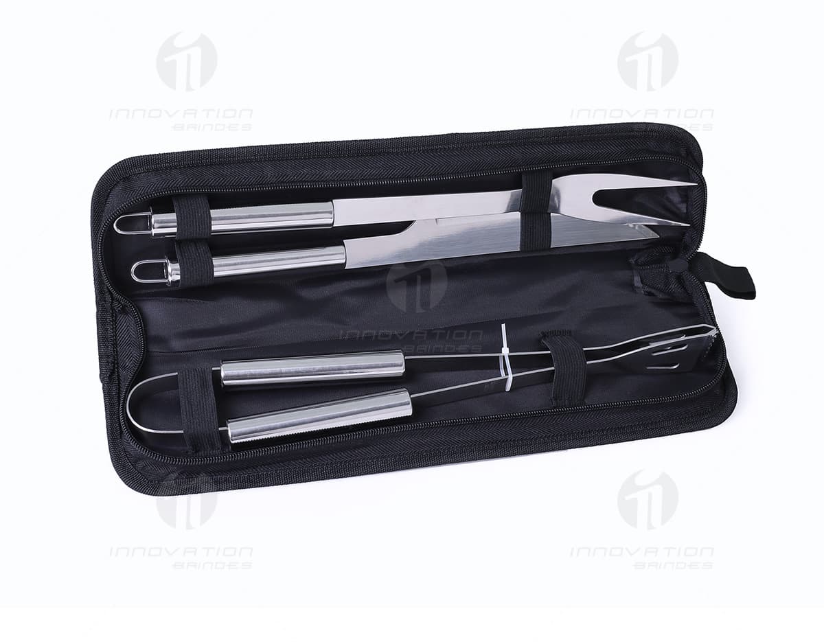 Kit Costura Completo em Estojo de Nylon contendo itens como tesoura, agulhas, linhas coloridas, alfinetes, botões e fita métrica. Kit Costura Completo em Estojo de Nylon contendo itens como tesoura, agulhas, linhas coloridas, alfinetes, botões e fita métrica.