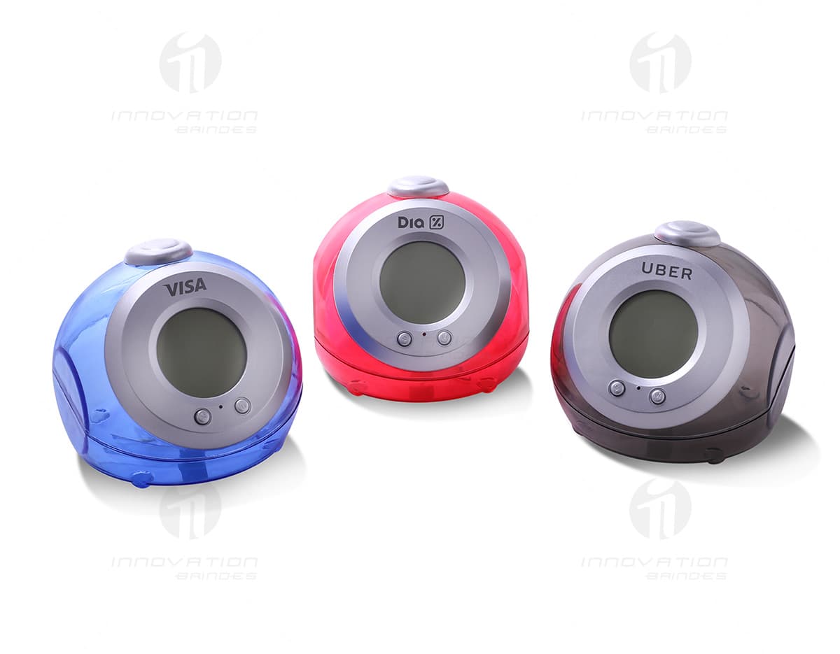 Kit com 6 porta copos em cerâmica branca com estampas coloridas de diferentes flores. Kit com 6 porta copos em cerâmica branca com estampas coloridas de diferentes flores.