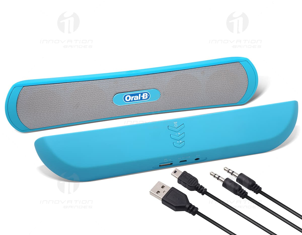 Kit com 6 porta copos em diferentes cores e formatos em cima de uma mesa de madeira. Kit com 6 porta copos em diferentes cores e formatos em cima de uma mesa de madeira.