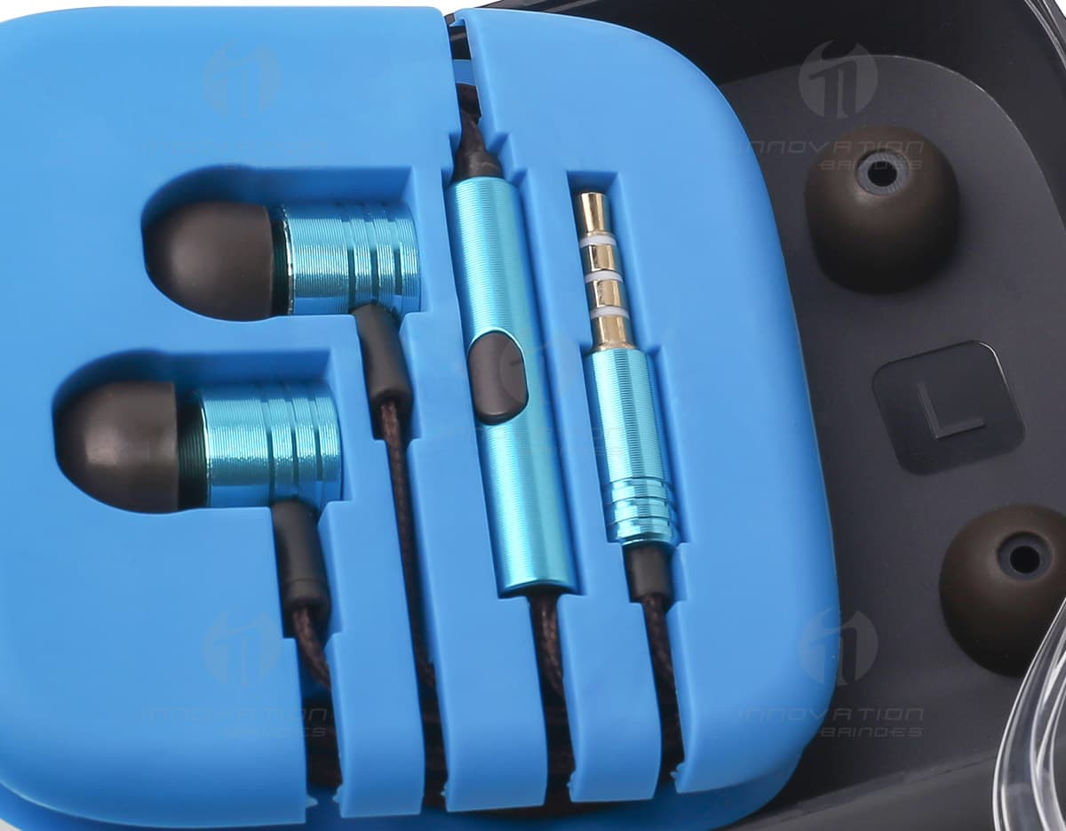 Fone de ouvido com microfone e entrada P2 em cor preta. Fone de ouvido com microfone e entrada P2 em cor preta.