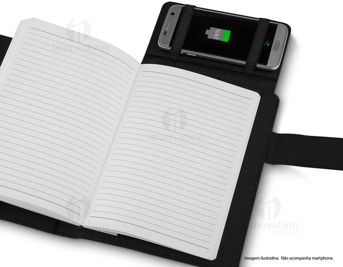 Bloco de anotações com powerbank em fundo branco. Bloco de anotações com powerbank em fundo branco.