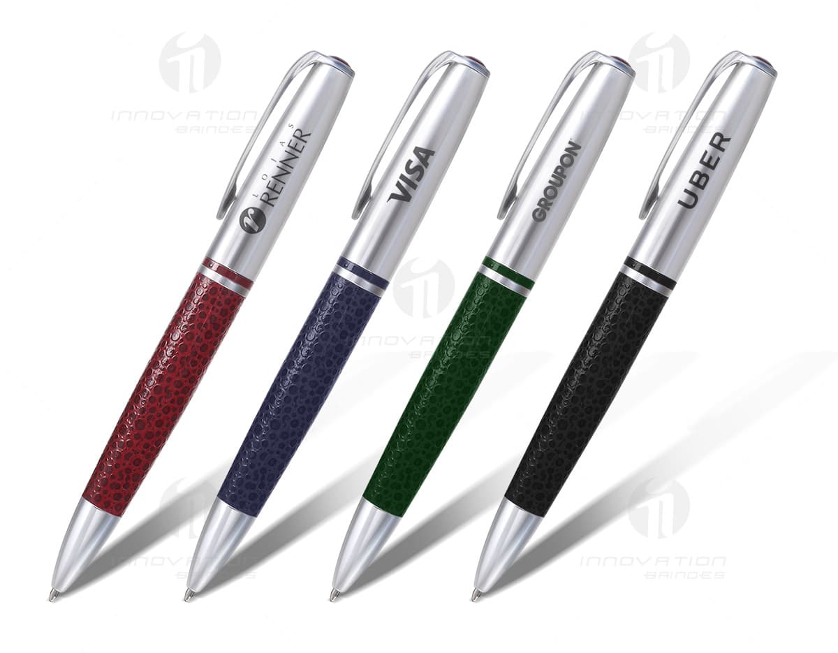 Caneta de metal fosco com detalhes em couro giratório, ideal para escrita e desenho. Caneta de metal fosco com detalhes em couro giratório, ideal para escrita e desenho.