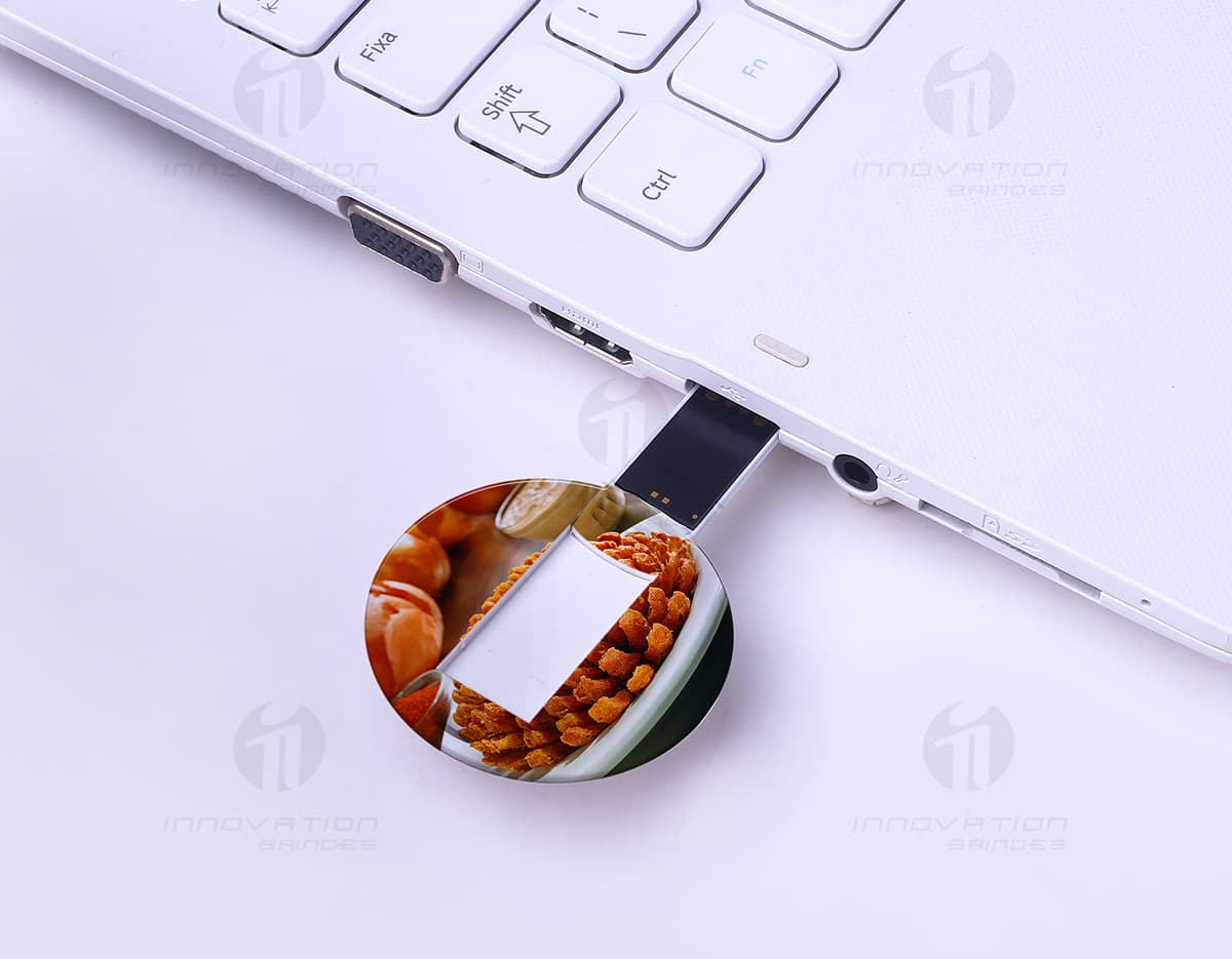 Pen drive redondo de 8GB na cor vermelha. Pen drive redondo de 8GB na cor vermelha.