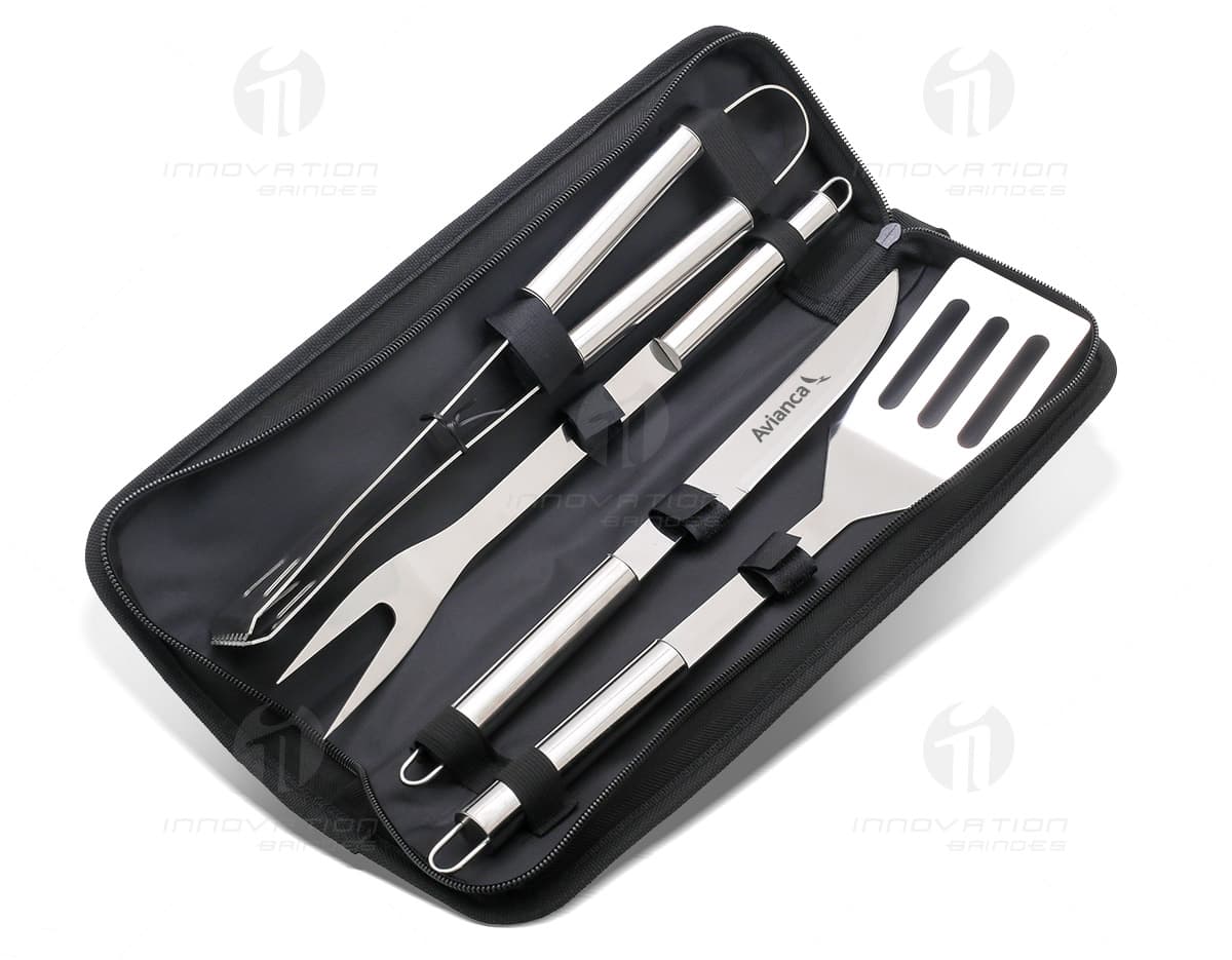 Kit churrasco contendo 4 peças (garfo, faca, espátula e pegador) armazenadas em um estojo de nylon. Kit churrasco contendo 4 peças (garfo, faca, espátula e pegador) armazenadas em um estojo de nylon.