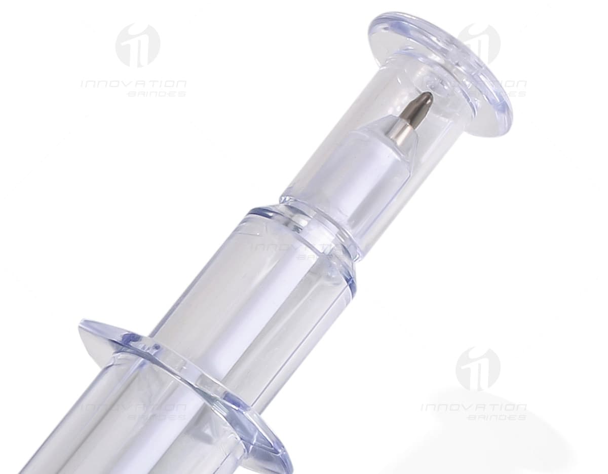 Caneta plástica em formato de seringa, ideal para cuidados de saúde e higiene. Com design inovador e detalhes que lembram um instrumento médico, o produto é transparente e possui a ponta em metal. Perfeito para uso em escritórios, laboratórios ou em casa. Caneta plástica em formato de seringa, ideal para cuidados de saúde e higiene. Com design inovador e detalhes que lembram um instrumento médico, o produto é transparente e possui a ponta em metal. Perfeito para uso em escritórios, laboratórios ou em casa.