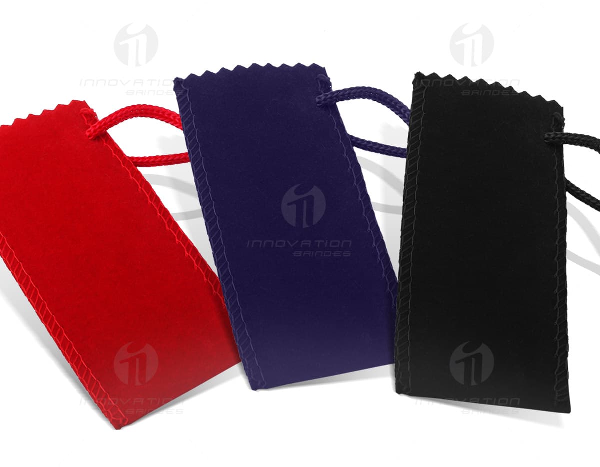 Mochila dobrável em cor azul claro, fechada e compacta, ideal para viagens e para o uso diário. Mochila dobrável em cor azul claro, fechada e compacta, ideal para viagens e para o uso diário.