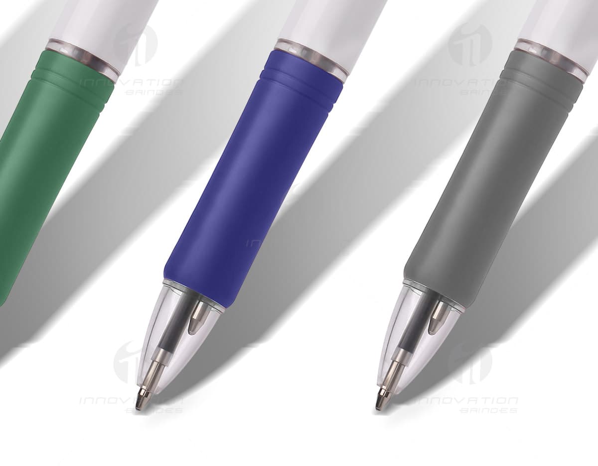 Caneta plástica com cordão dobrável em fundo branco. Caneta plástica com cordão dobrável em fundo branco.