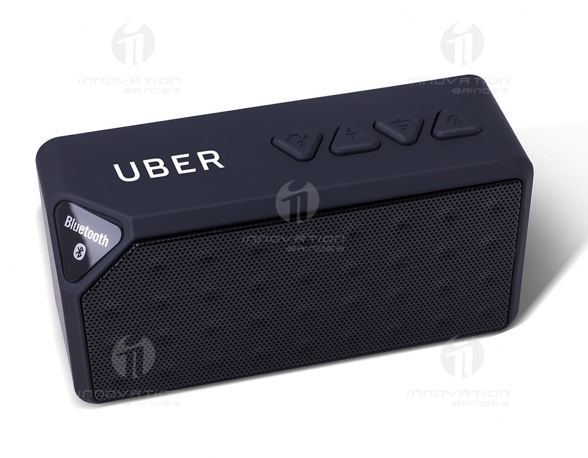 Caixa de som Bluetooth preta com design elegante, possui rádio FM integrado e suporte para reprodução de arquivos MP3. Caixa de som Bluetooth preta com design elegante, possui rádio FM integrado e suporte para reprodução de arquivos MP3.