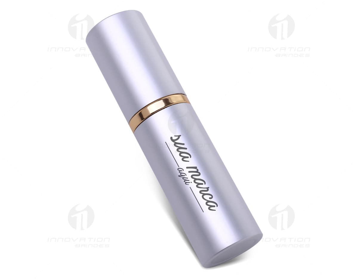 Chaveiro Mini LED Ferramenta pilhas LR41 em fundo branco. Chaveiro Mini LED Ferramenta pilhas LR41 em fundo branco.