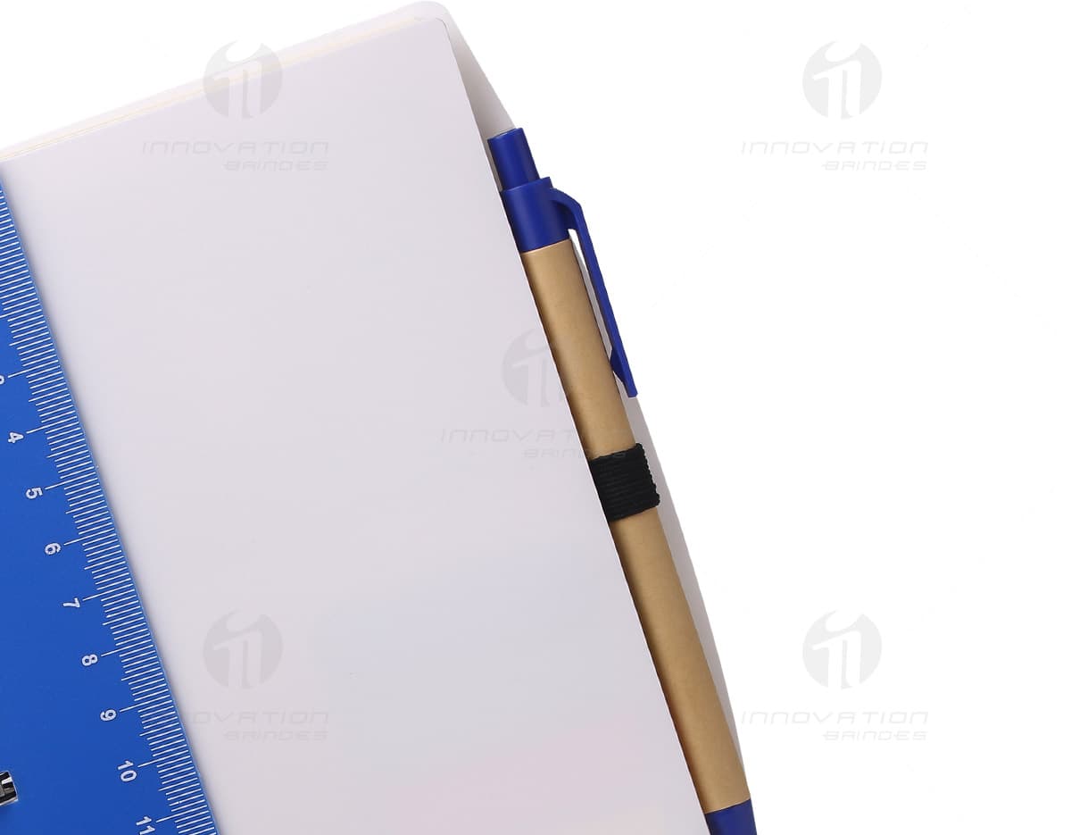 Bloco de anotações com régua preta em destaque sobre fundo branco. O produto está aberto exibindo páginas em branco e possui uma régua acoplada na lateral. Bloco de anotações com régua preta em destaque sobre fundo branco. O produto está aberto exibindo páginas em branco e possui uma régua acoplada na lateral.