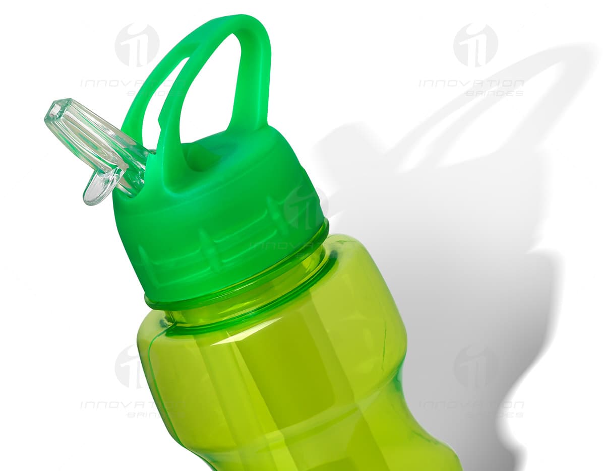 Squeeze plástico de 800ml na cor preta, com tampa rosqueável e bico largo para facilitar a ingestão de líquidos. Squeeze plástico de 800ml na cor preta, com tampa rosqueável e bico largo para facilitar a ingestão de líquidos.