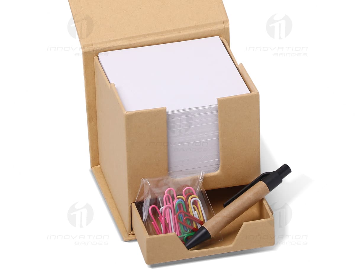 Bloco autoadesivo com caneta e clips em fundo branco. Bloco autoadesivo com caneta e clips em fundo branco.