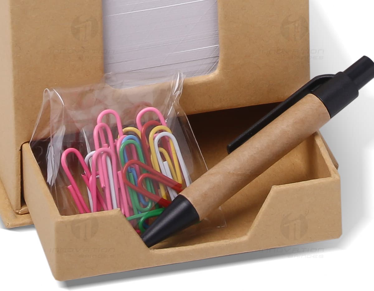 Bloco autoadesivo com caneta e clips em fundo branco. Bloco autoadesivo com caneta e clips em fundo branco.