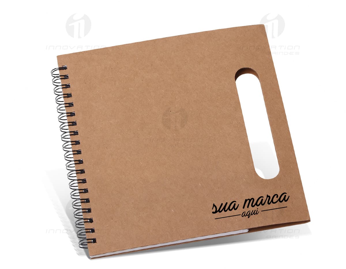 Bloco Capa Plástica Caneta Inclusa em destaque sobre fundo branco. Bloco Capa Plástica Caneta Inclusa em destaque sobre fundo branco.