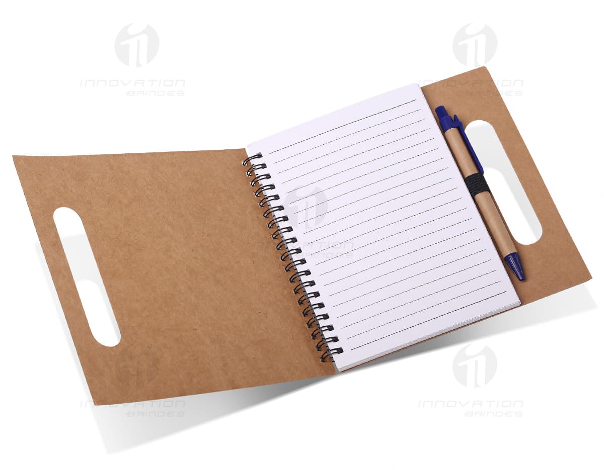 Bloco Capa Plástica Caneta Inclusa em destaque sobre fundo branco. Bloco Capa Plástica Caneta Inclusa em destaque sobre fundo branco.