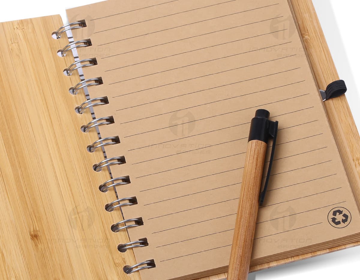 Caneta Plástica Clique Metalizada em destaque, mostrando seu design moderno e colorido. Perfeito para escrita e desenho, ideal para uso escolar ou no escritório. Caneta Plástica Clique Metalizada em destaque, mostrando seu design moderno e colorido. Perfeito para escrita e desenho, ideal para uso escolar ou no escritório.