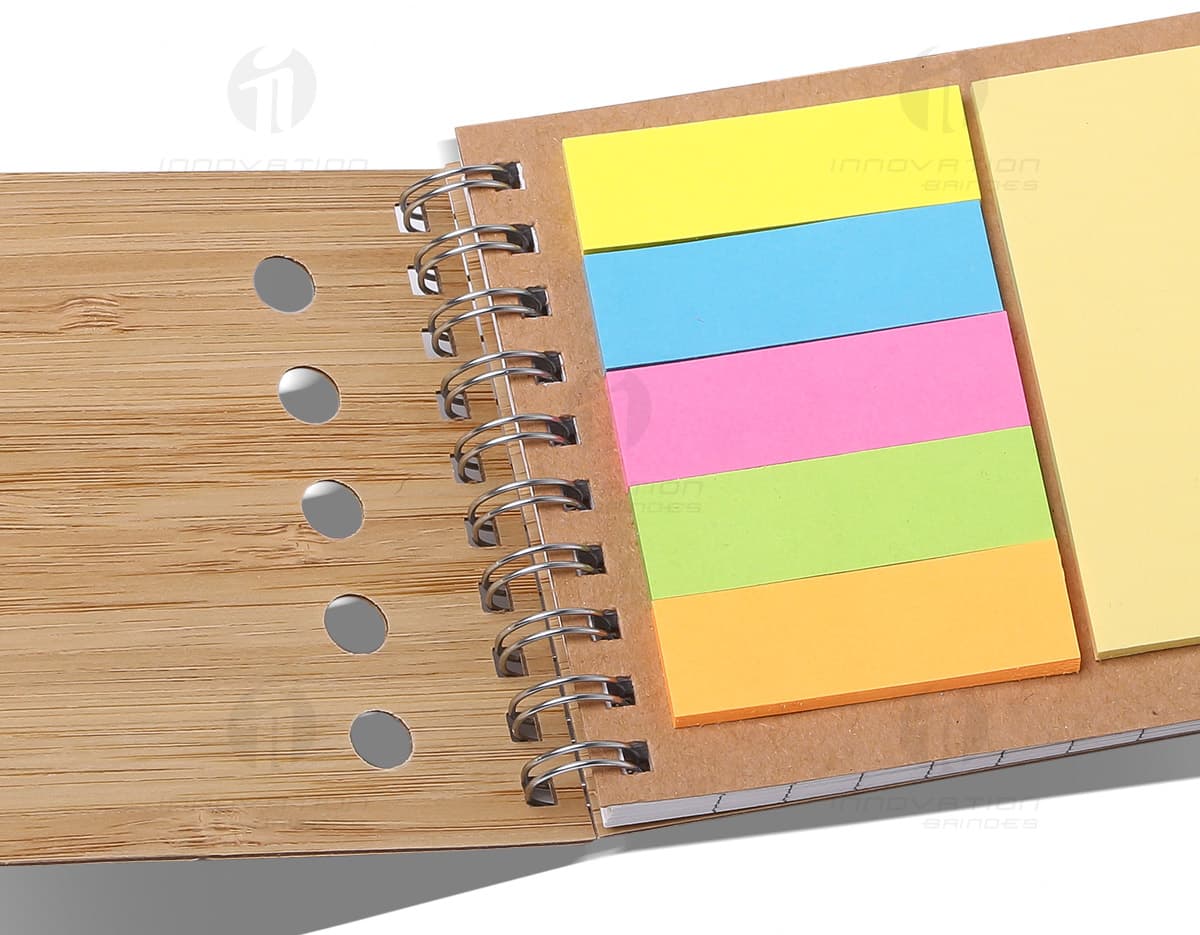 Bloco de anotações feito de bambu com design moderno e elegante. Bloco de anotações feito de bambu com design moderno e elegante.