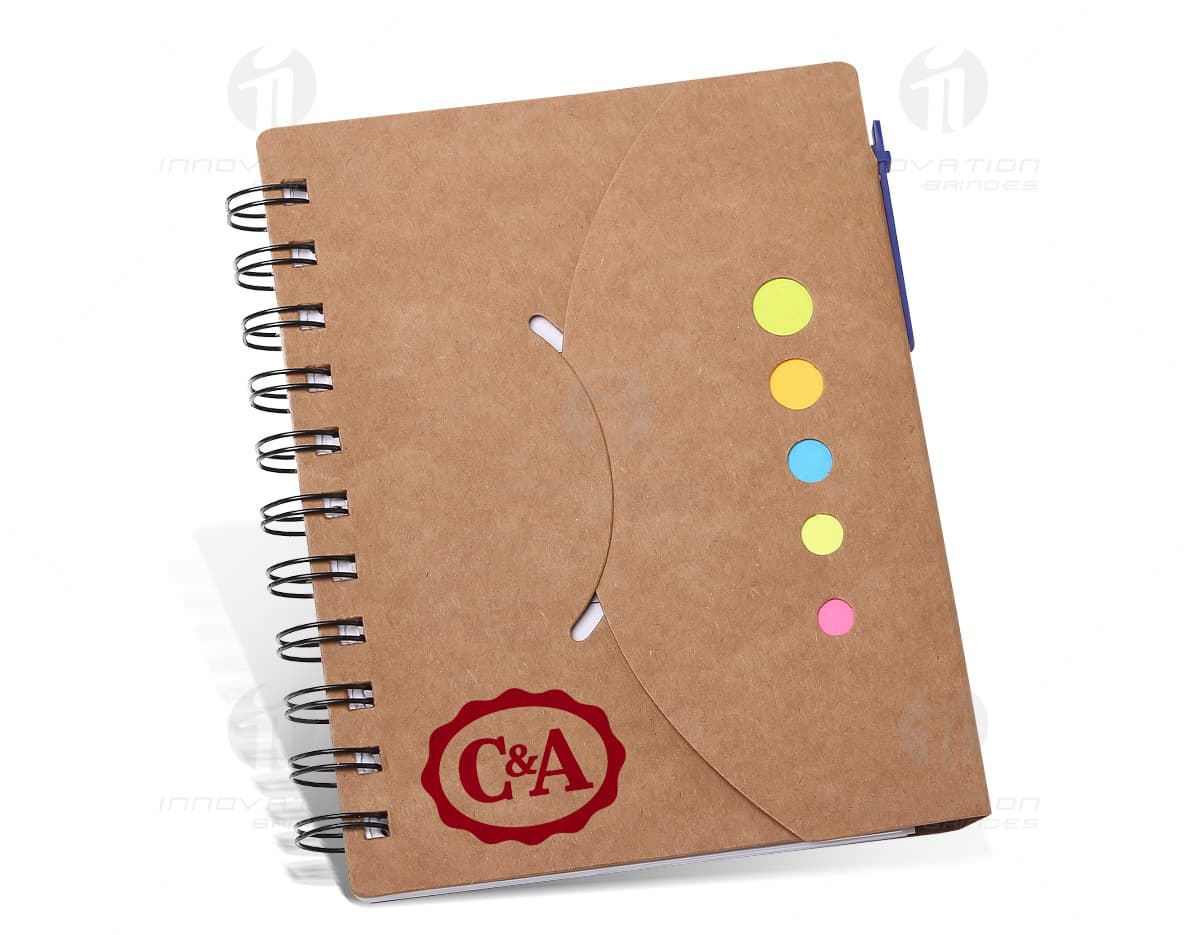 Bloco Eco Caneta e Notas Autoadesivas em fundo branco. O bloco tem capa colorida e contém diversas folhas de notas autoadesivas, ao lado de uma caneta com tampa transparente. Bloco Eco Caneta e Notas Autoadesivas em fundo branco. O bloco tem capa colorida e contém diversas folhas de notas autoadesivas, ao lado de uma caneta com tampa transparente.