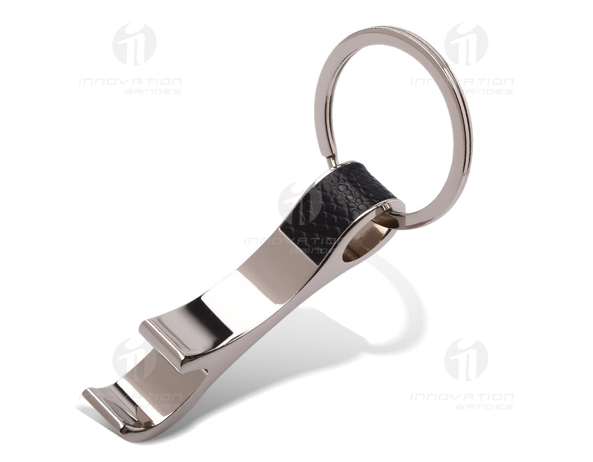 Chaveiro abridor multifuncional em metal prateado, com formato de garrafa e mosquetão. Chaveiro abridor multifuncional em metal prateado, com formato de garrafa e mosquetão.
