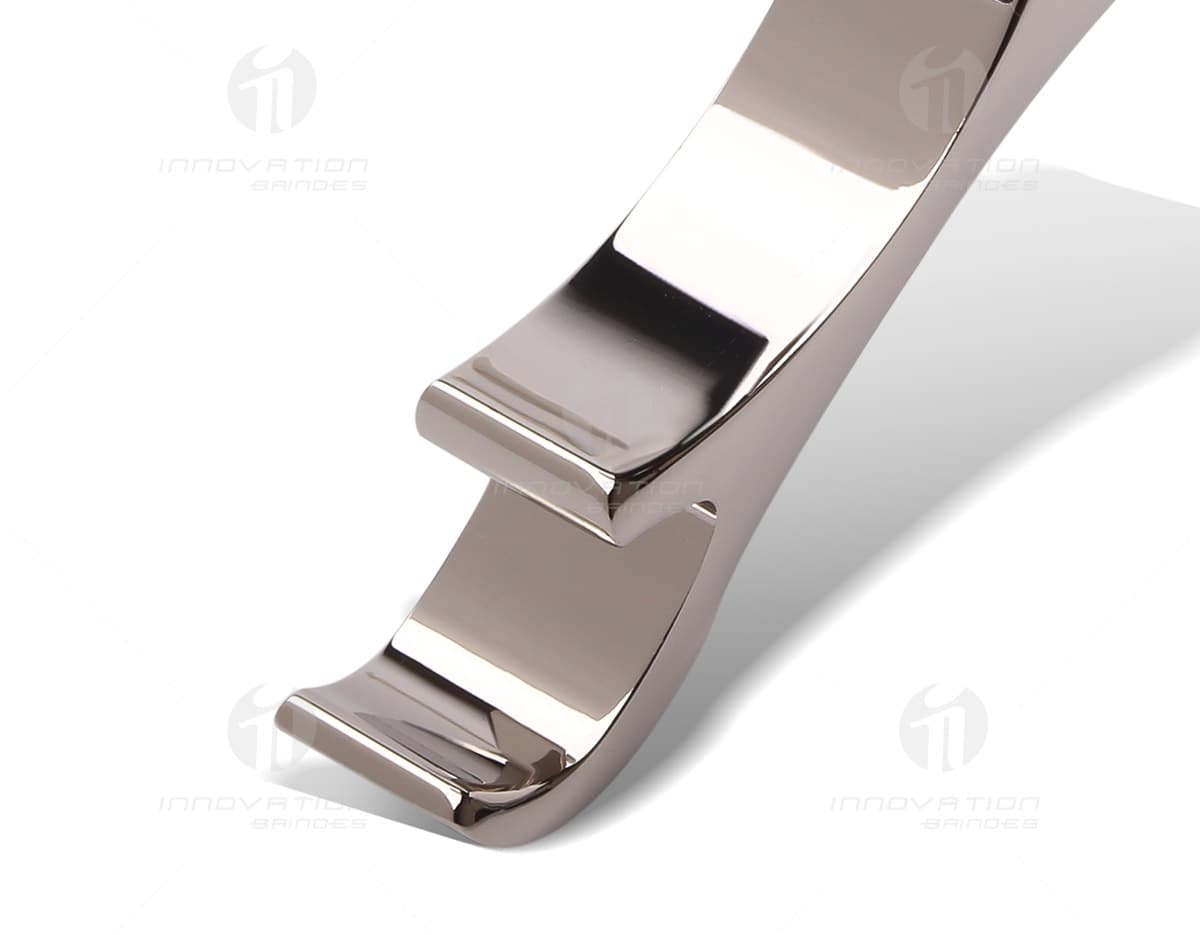 Chaveiro metálico em couro preto, moderno e elegante, com fivela e dispositivo de abertura fácil. O acessório de luxo é feito de couro de animal e metal prateado, ideal para conectar chaves e tornar o dia a dia mais prático e sofisticado. Chaveiro metálico em couro preto, moderno e elegante, com fivela e dispositivo de abertura fácil. O acessório de luxo é feito de couro de animal e metal prateado, ideal para conectar chaves e tornar o dia a dia mais prático e sofisticado.