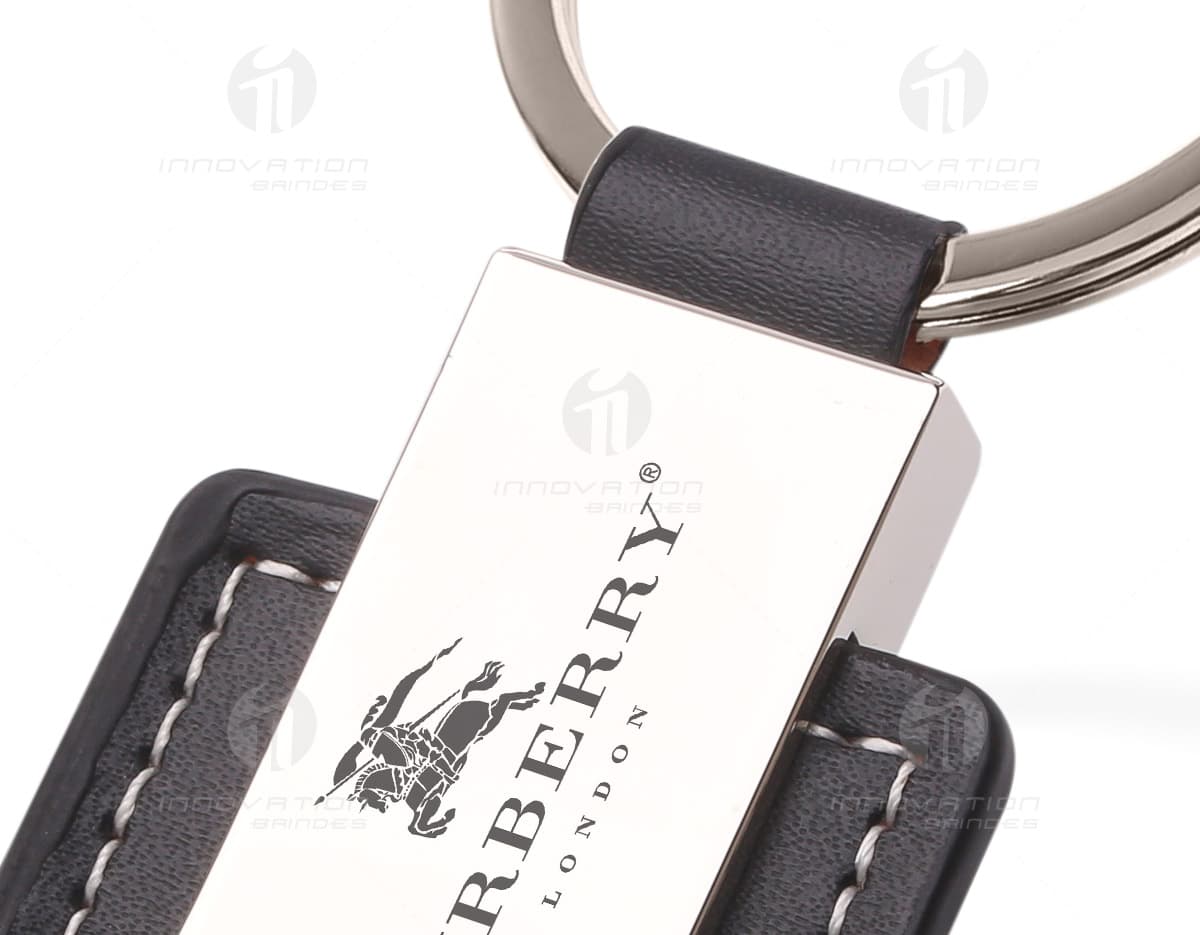 Chaveiro de metal brilhante com detalhe em couro. Chaveiro de metal brilhante com detalhe em couro.