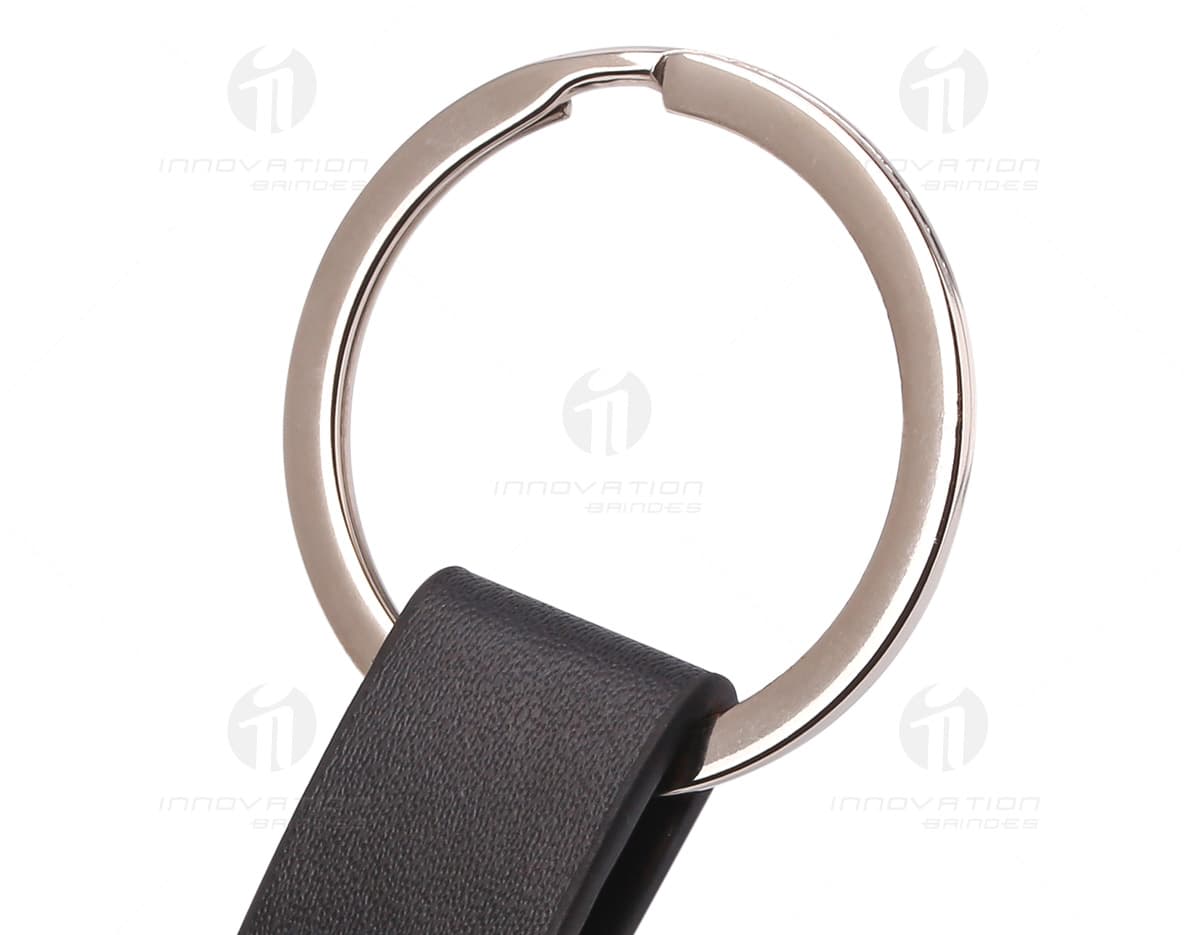 Chaveiro de metal em formato de alicate na cor prateada. Chaveiro de metal em formato de alicate na cor prateada.