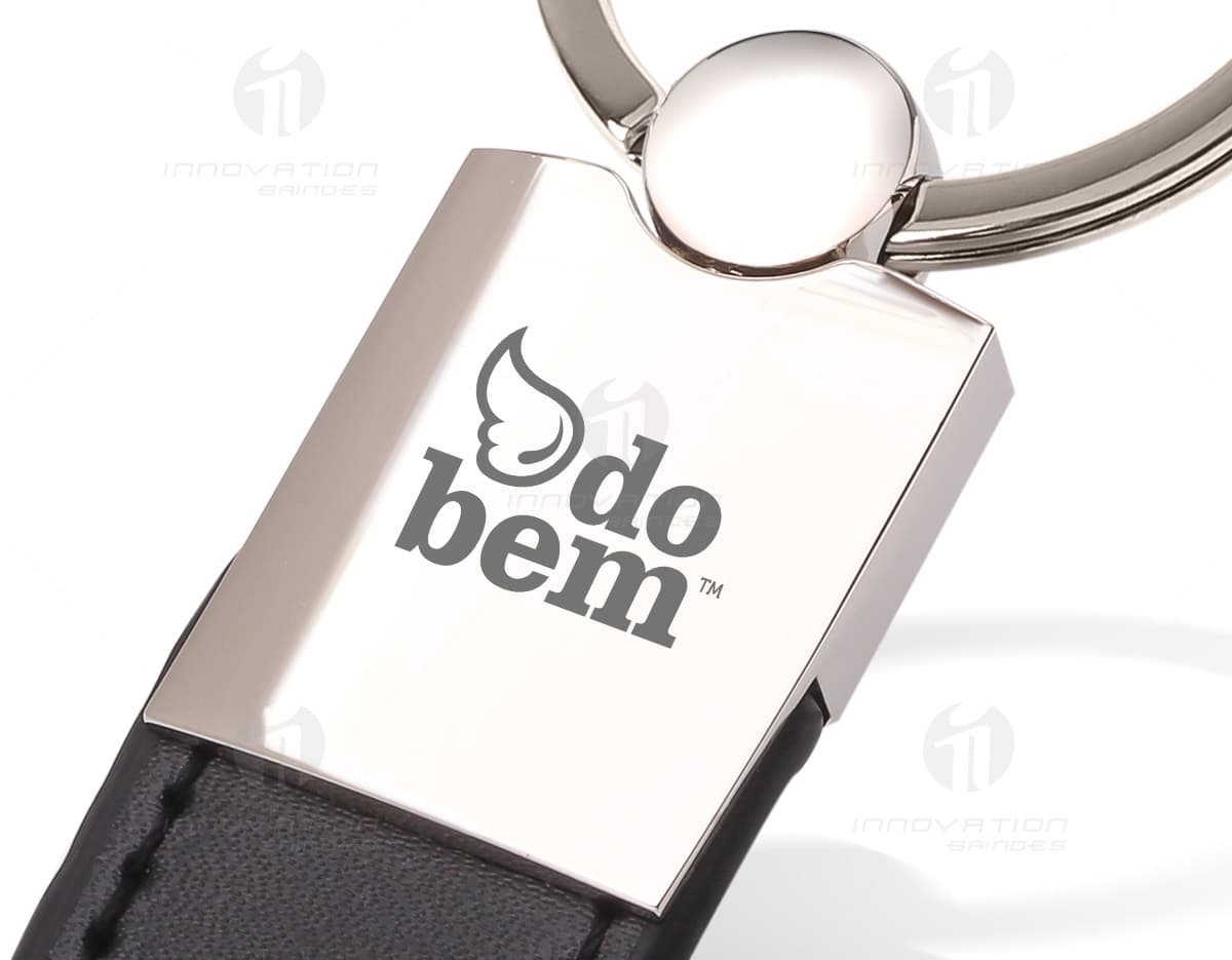 Chaveiro de metal com detalhe em couro. Chaveiro de metal com detalhe em couro.