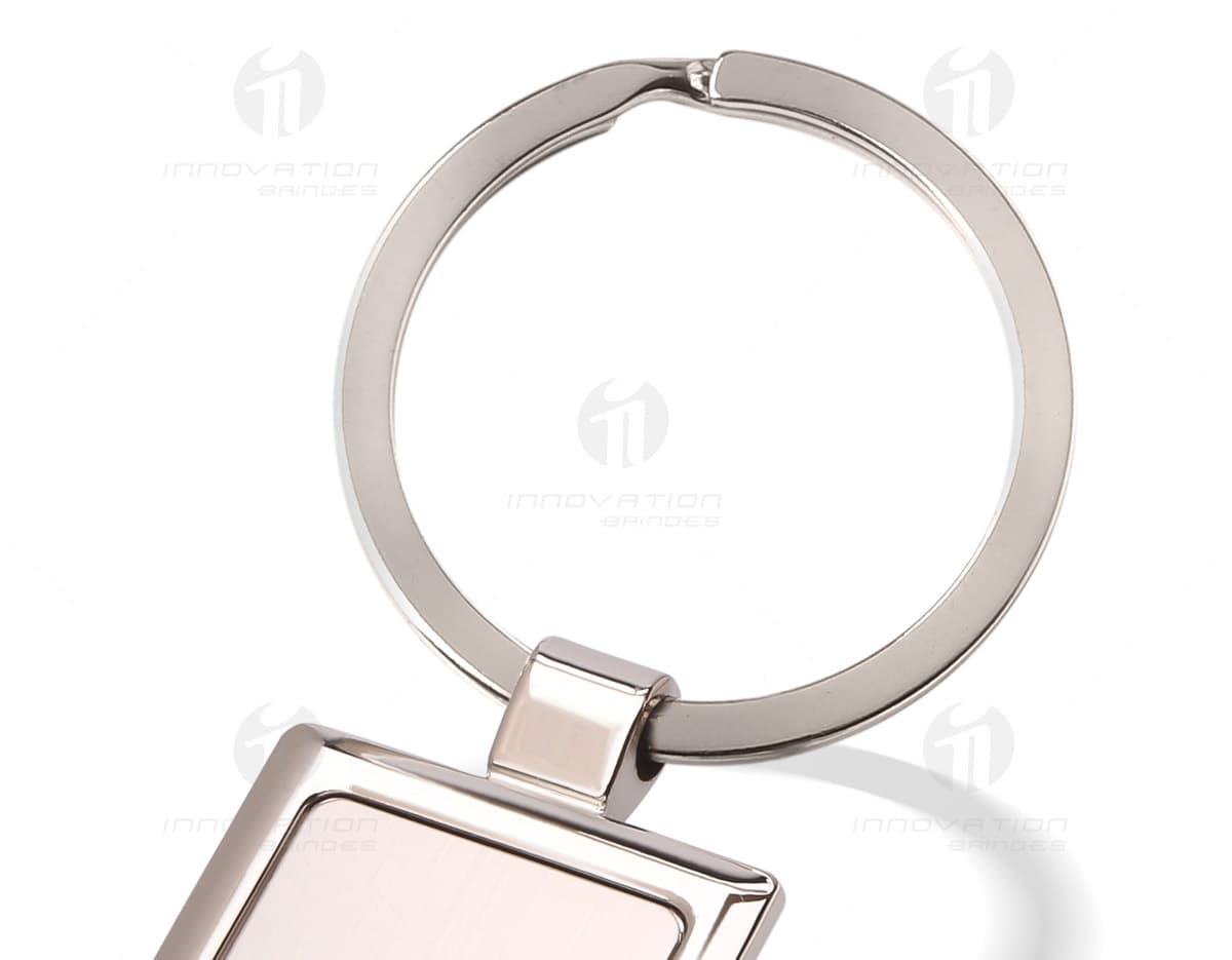 Chaveiro em metal brilhante com chapa fosca. Chaveiro em metal brilhante com chapa fosca.
