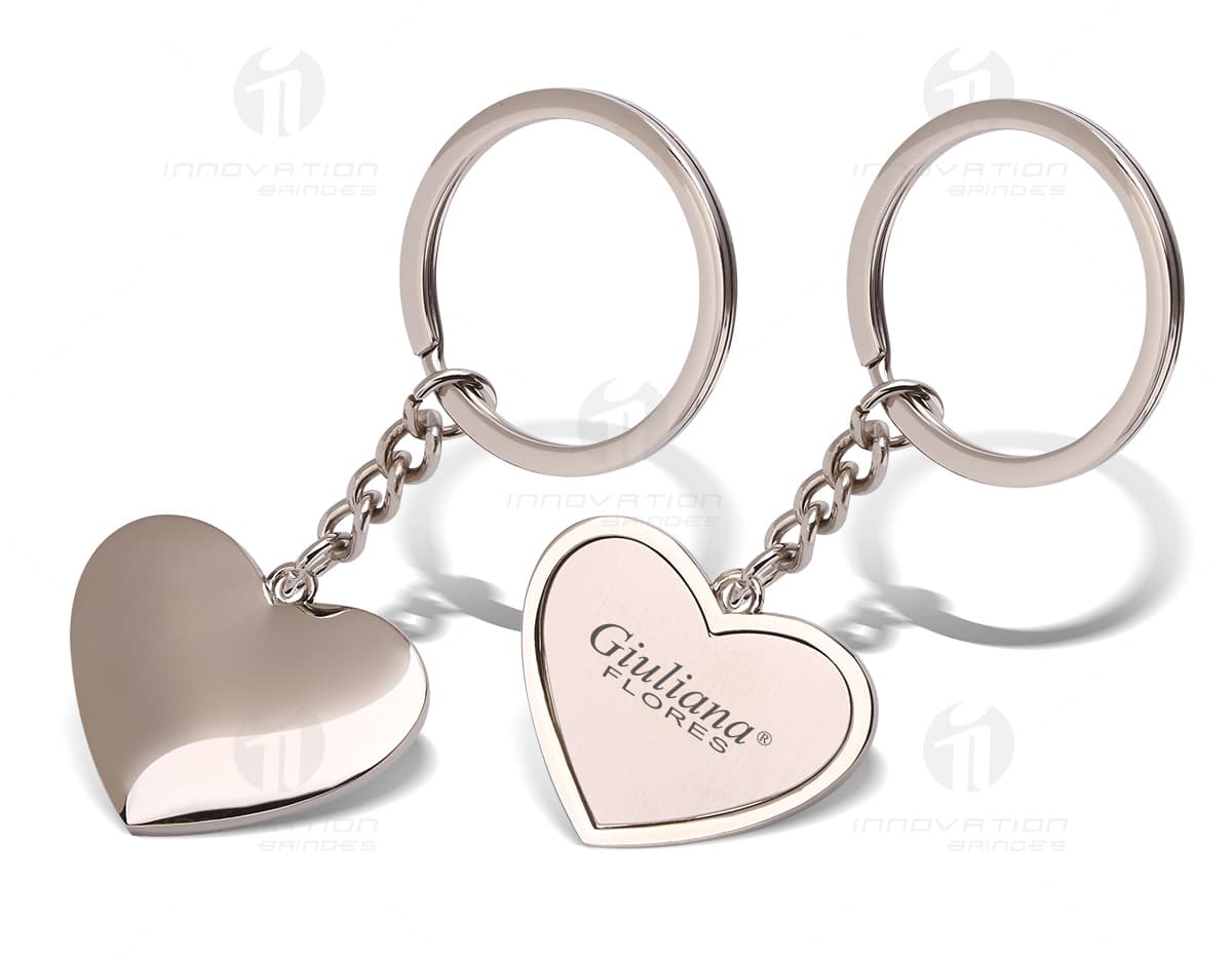 Chaveiro Coração Metal Brilhante Fosco em destaque sobre fundo neutro. Chaveiro Coração Metal Brilhante Fosco em destaque sobre fundo neutro.