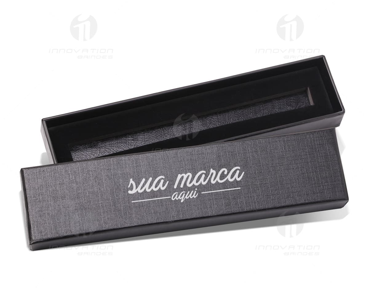 Kit churrasco composto por 3 peças e uma tábua de madeira. Kit churrasco composto por 3 peças e uma tábua de madeira.