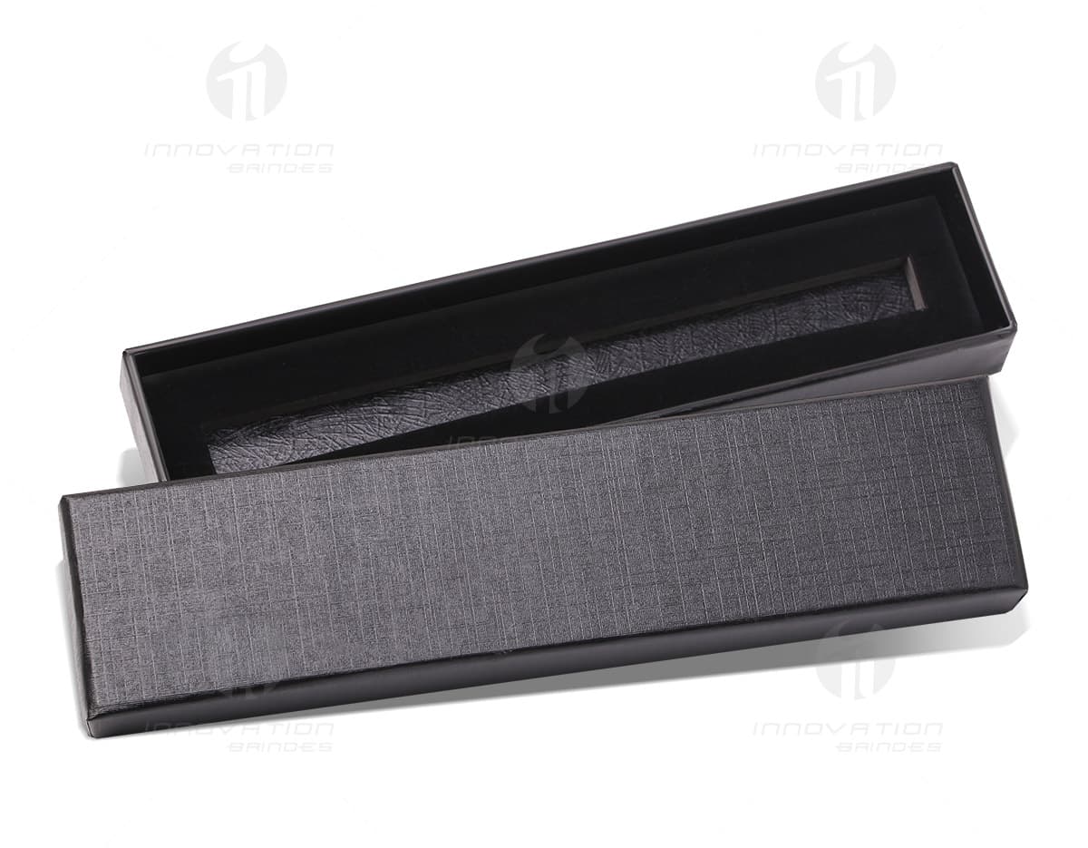 Estojo rígido de papelão para 1 caneta em cor preta e fecho magnético. Estojo rígido de papelão para 1 caneta em cor preta e fecho magnético.