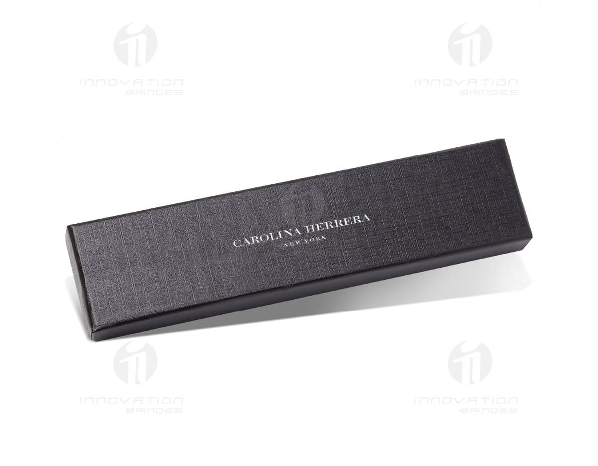 Kit Pen and Pencil - Size just for you! em fundo branco, contendo uma caneta e um lápis de tamanho personalizado. Kit Pen and Pencil - Size just for you! em fundo branco, contendo uma caneta e um lápis de tamanho personalizado.