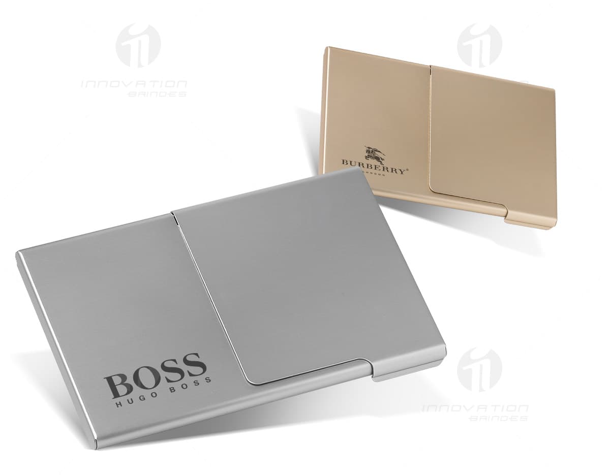 Porta copo isotérmico em neoprene de cor preta, com detalhes em costura e textura. Porta copo isotérmico em neoprene de cor preta, com detalhes em costura e textura.