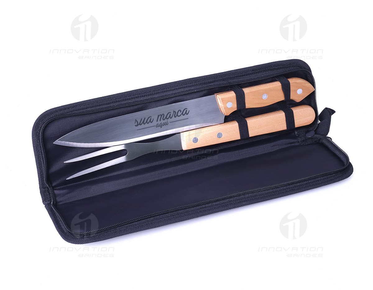 Kit com 6 porta copos em diferentes cores e estilos sobre uma mesa de madeira. Kit com 6 porta copos em diferentes cores e estilos sobre uma mesa de madeira.