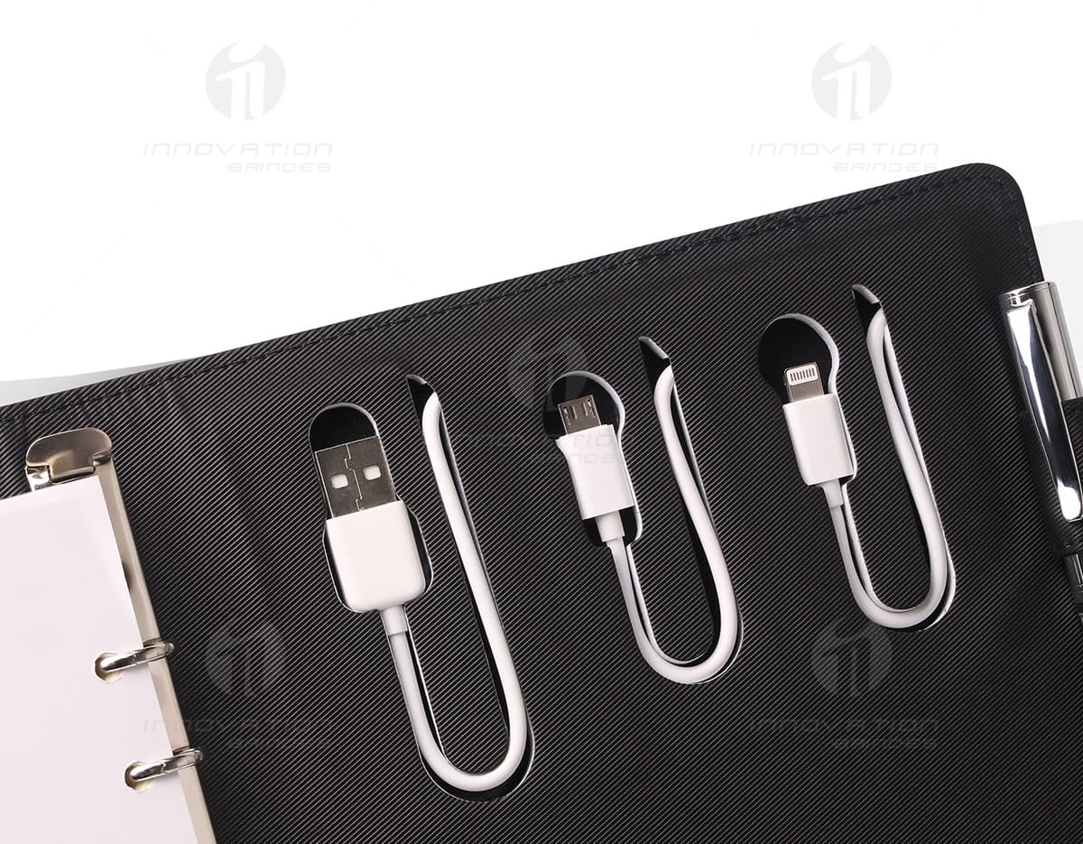 Bloco de anotações com capa e power bank em um ambiente de trabalho. A imagem mostra um conjunto de ferramentas de metal, como tesoura, kit de marceneiro, alicate, chave de fenda, faca, martelo, entre outros, ao lado do bloco de anotações e do power bank. Bloco de anotações com capa e power bank em um ambiente de trabalho. A imagem mostra um conjunto de ferramentas de metal, como tesoura, kit de marceneiro, alicate, chave de fenda, faca, martelo, entre outros, ao lado do bloco de anotações e do power bank.