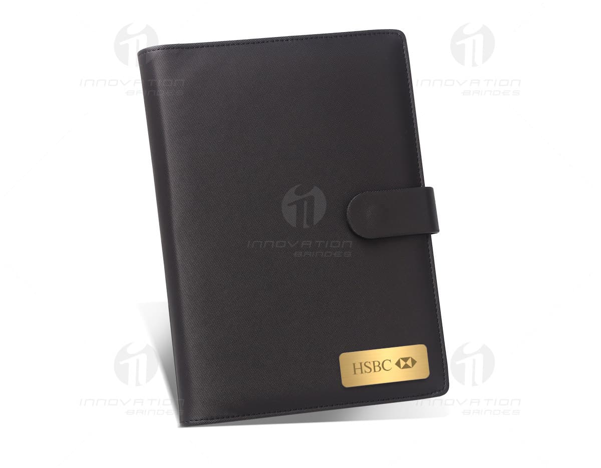 Caderno pautado na cor creme. Caderno pautado na cor creme.