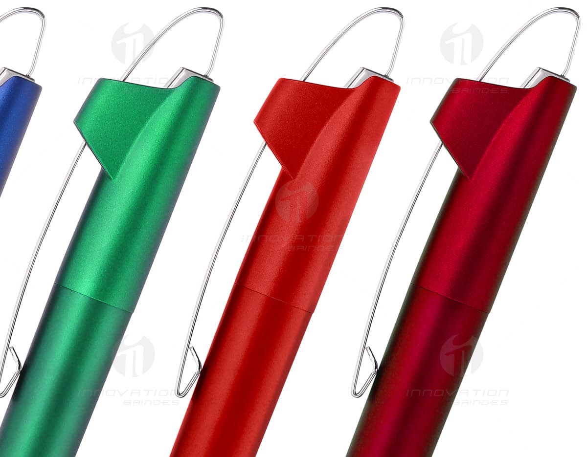 Seis porta copos em formato quadrado, feitos de silicone colorido em tons de azul, verde, amarelo, rosa, laranja e roxo. Cada porta copo possui um desenho geométrico diferente no centro. Seis porta copos em formato quadrado, feitos de silicone colorido em tons de azul, verde, amarelo, rosa, laranja e roxo. Cada porta copo possui um desenho geométrico diferente no centro.