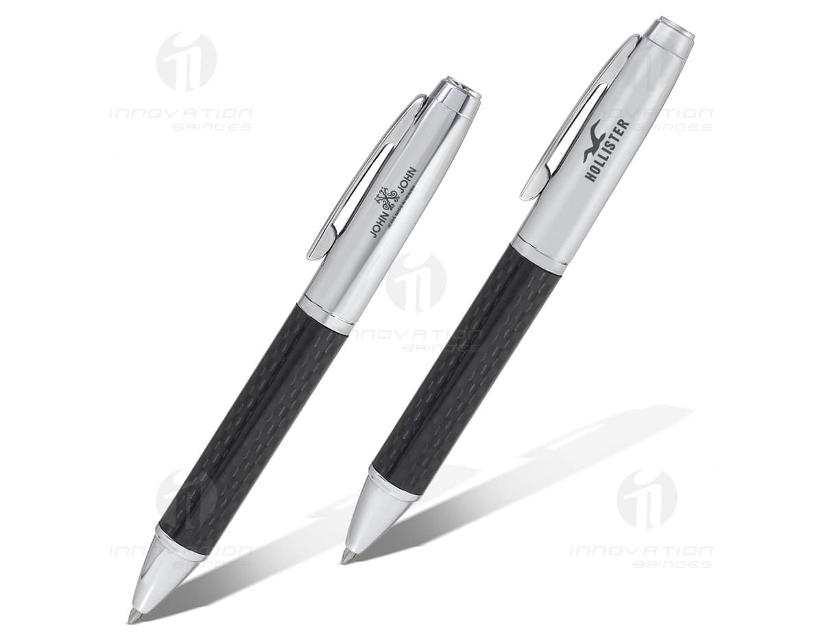 Caneta de metal com acionamento por giro em fundo branco. Caneta de metal com acionamento por giro em fundo branco.