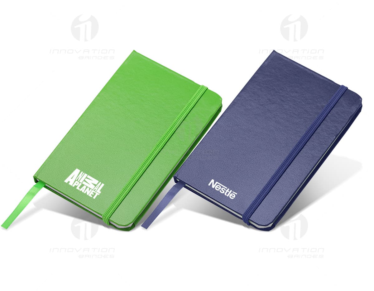 Kit com 6 porta copos de diferentes cores e estampas sobre uma mesa de madeira. Kit com 6 porta copos de diferentes cores e estampas sobre uma mesa de madeira.