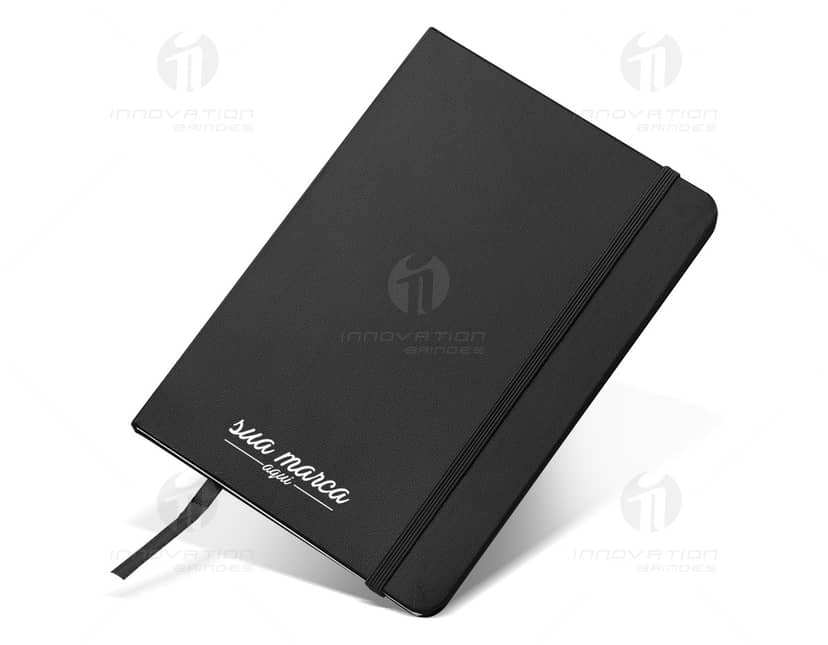 Kit com 6 porta copos em formato quadrado, feitos de silicone na cor preta. Cada porta copo possui uma estampa geométrica branca no centro. Os porta copos são mostrados lado a lado em uma superfície branca lisa.