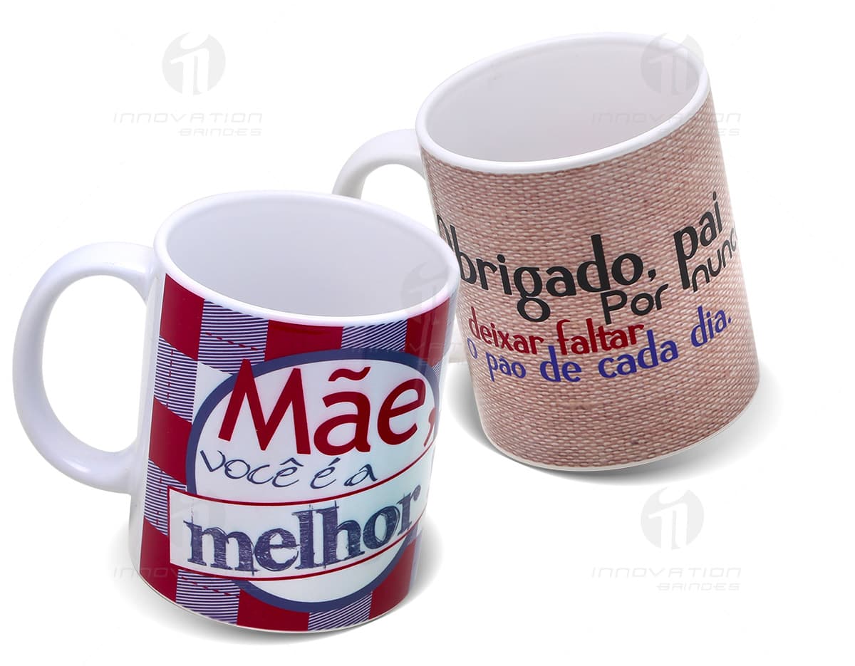 Kit com 6 porta copos de diferentes cores e estampas, posicionados em uma mesa de madeira. Kit com 6 porta copos de diferentes cores e estampas, posicionados em uma mesa de madeira.