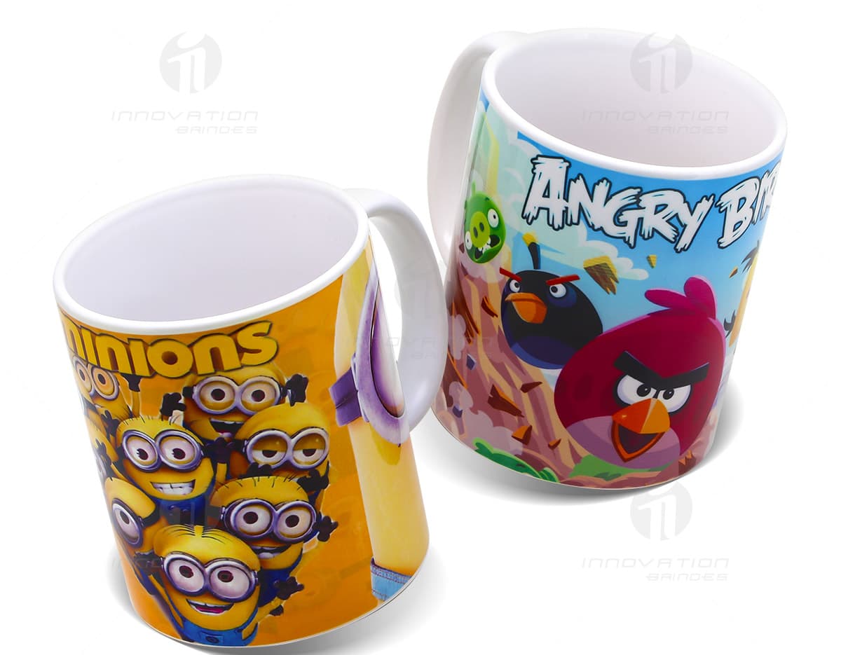 Kit com 6 porta copos de diferentes cores e estampas, posicionados em uma mesa de madeira. Kit com 6 porta copos de diferentes cores e estampas, posicionados em uma mesa de madeira.