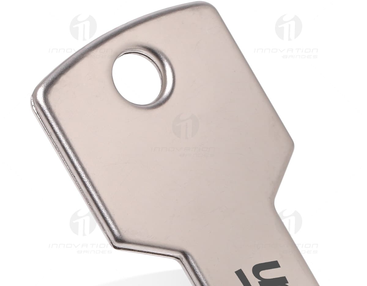 Pen drive de metal em formato de chave com capacidade de 8GB. Pen drive de metal em formato de chave com capacidade de 8GB.