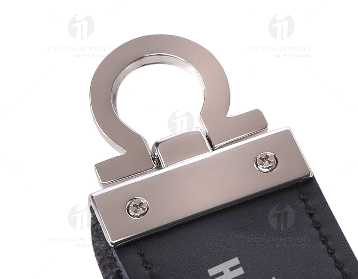 Pen drive de 4GB em couro preto. Pen drive de 4GB em couro preto.