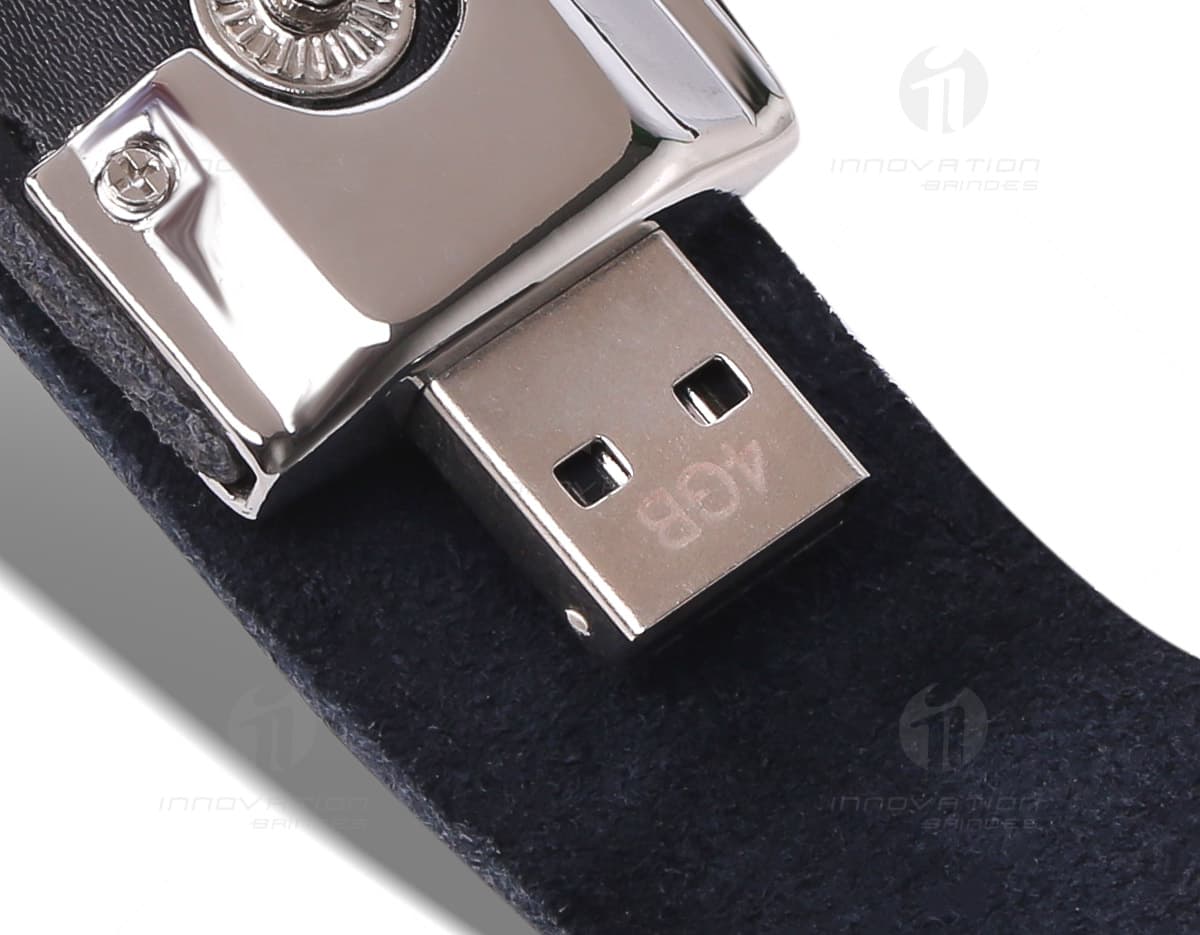 Pen drive de 8GB revestido em couro preto. Pen drive de 8GB revestido em couro preto.