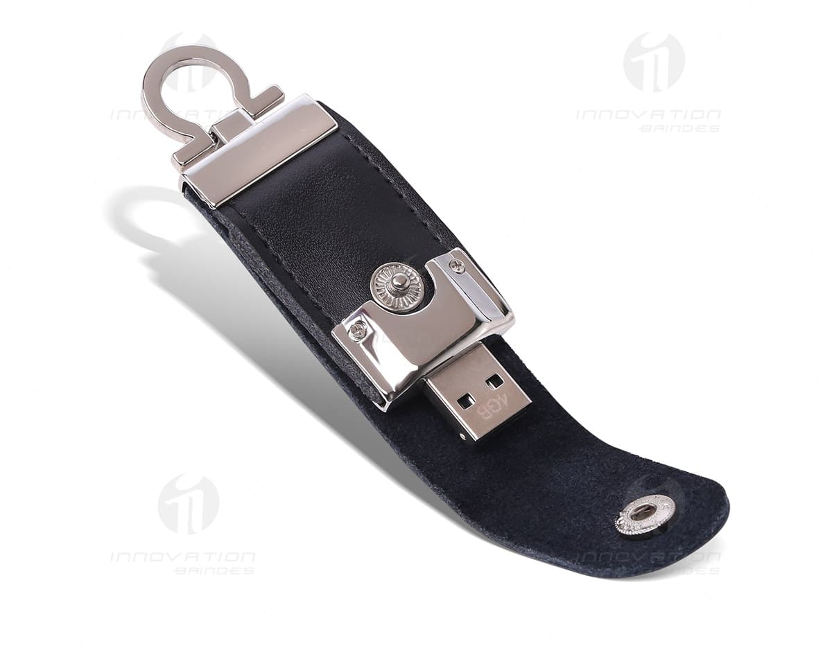 Pen drive de 8GB revestido em couro preto. Pen drive de 8GB revestido em couro preto.