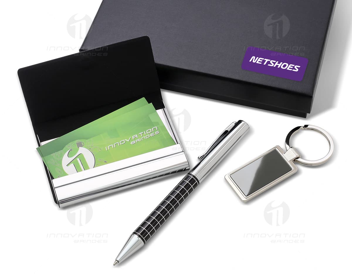 Kit churrasco composto por 6 peças feitas de inox e bambu. Kit churrasco composto por 6 peças feitas de inox e bambu.