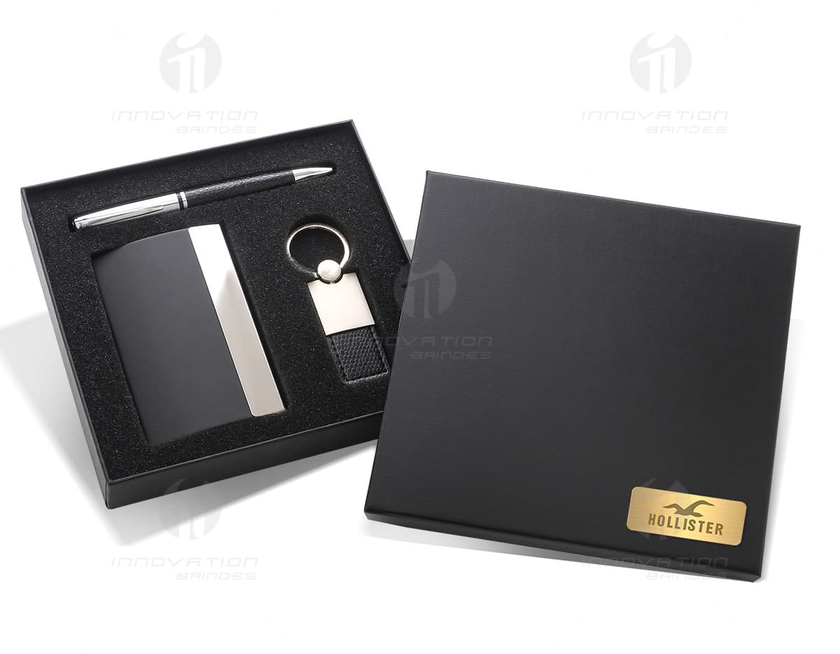 Bateria portátil fora de linha na cor preta com capacidade de 10000mAh. Bateria portátil fora de linha na cor preta com capacidade de 10000mAh.