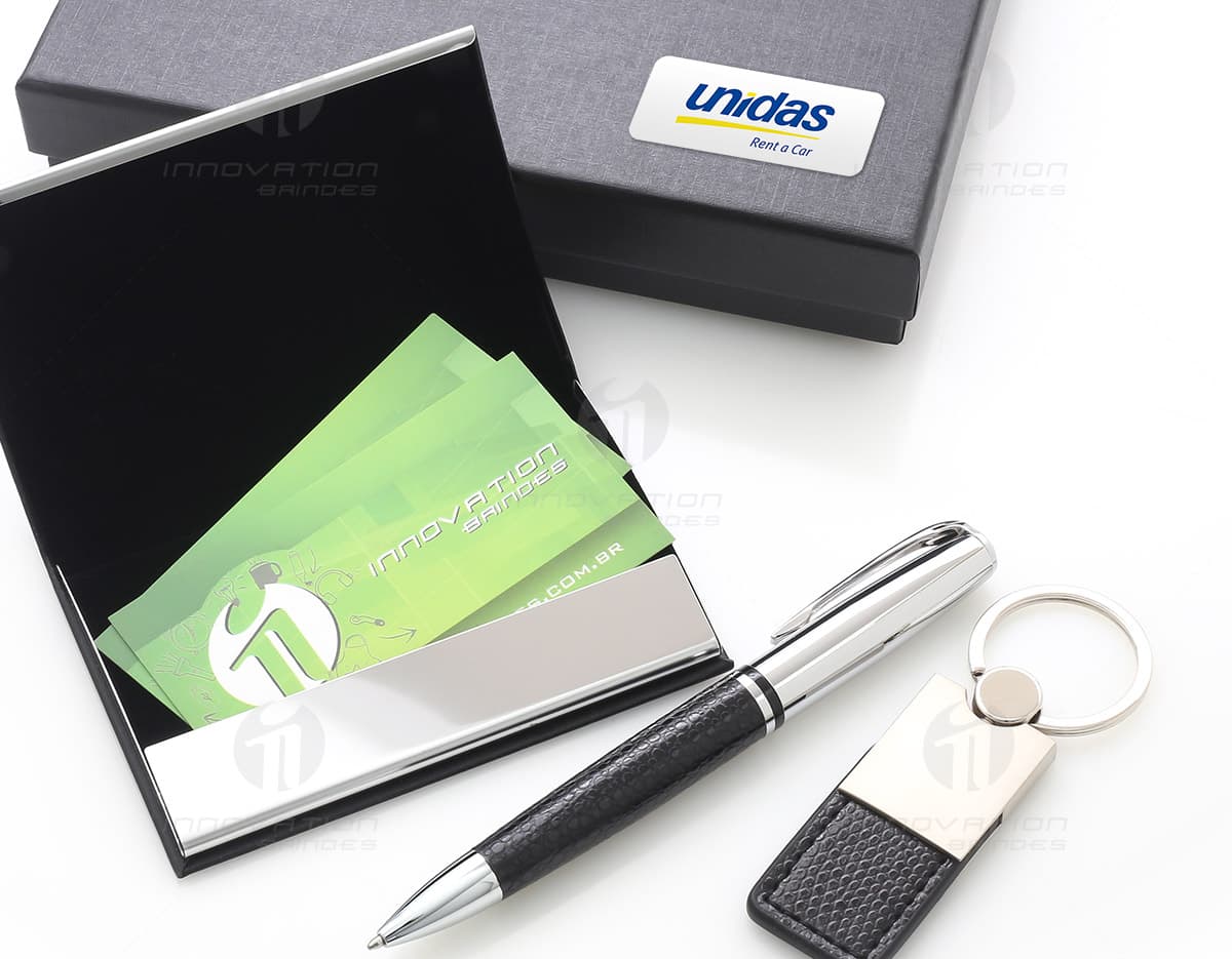 Kit Vinho Completo com 5 Acessórios em fundo branco. O kit inclui abridor de garrafas, corta-gotas, anel salva-gotas, tampa de garrafa e termômetro. Kit Vinho Completo com 5 Acessórios em fundo branco. O kit inclui abridor de garrafas, corta-gotas, anel salva-gotas, tampa de garrafa e termômetro.